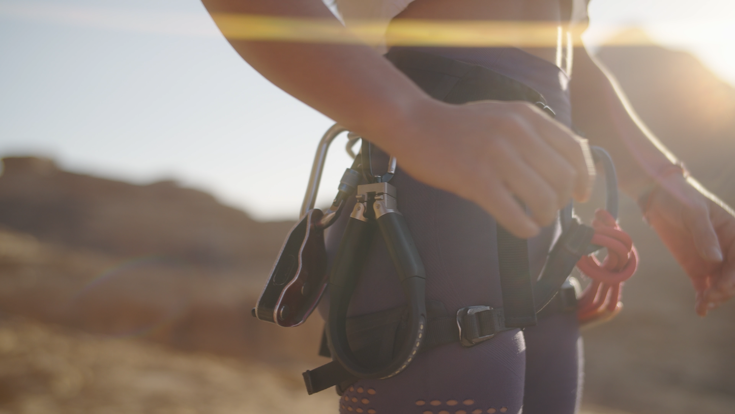 JordiLight Adventure Carabiner: Secure Flashlight & Headlight Attachment